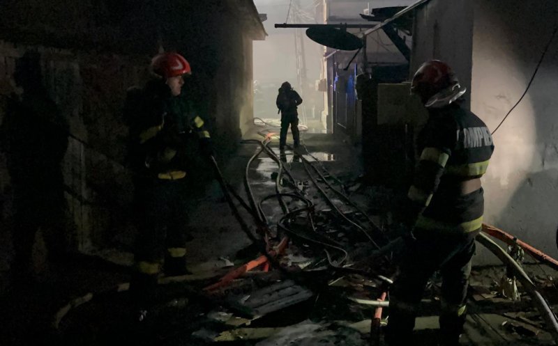 Ce spune Poliția despre incendiul devastator din Turda, în care au ars 20 de locuințe și în urma căruia 2 oameni au ajuns la spital