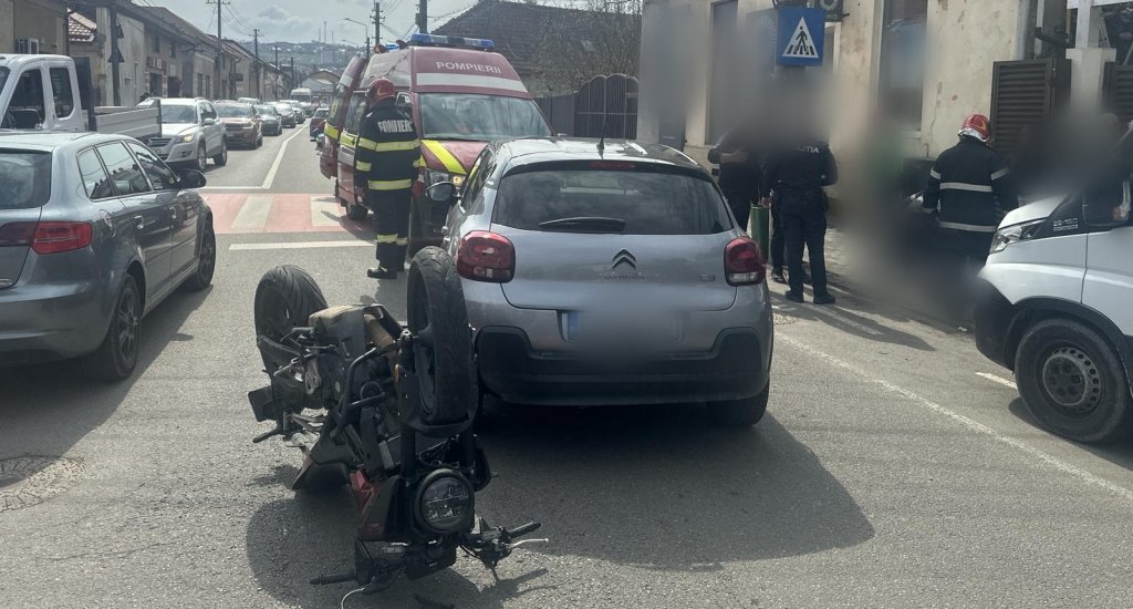 Cluj: motociclist implicat într-un accident rutier, transportat de urgență la spital