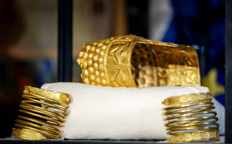 Cum au fost găsite coiful dacic de la Coțofenești și brățările de aur. "Erau învelite în prosop și îngropate”