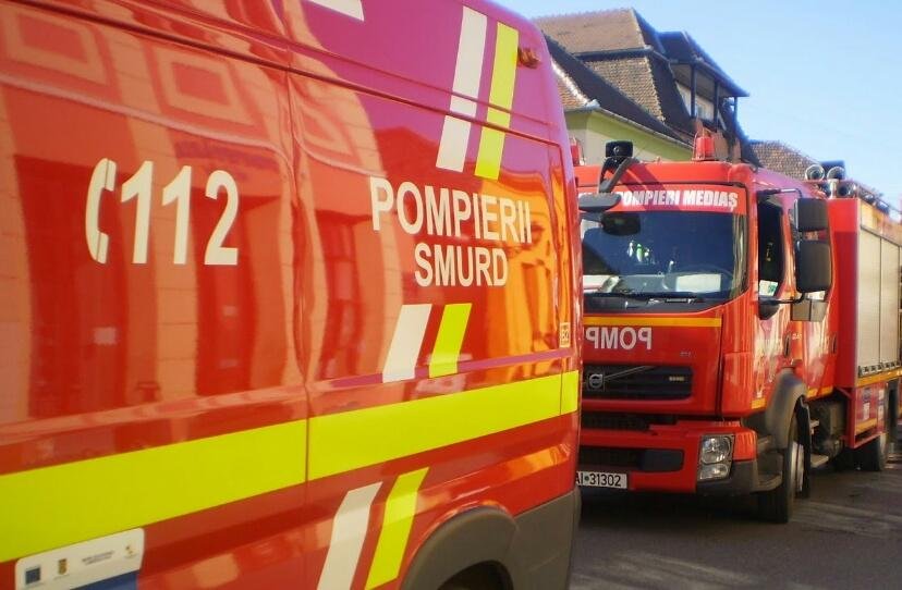 Incendiu violent în Cluj: flăcările au cuprins un garaj și s-au extins rapid la o locuință