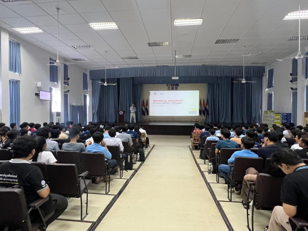 UTCN, dialog cu studenții din Cambodgia: peste 100 de viitori ingineri se inspiră din experiența specialiștilor clujeni