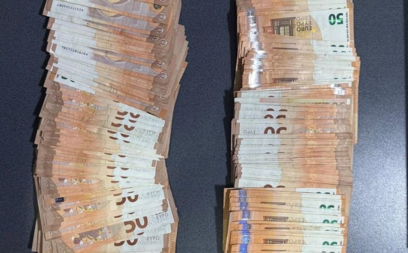 Traficanți de droguri, arestați la Cluj. Polițiștii au găsit la percheziții sume uriașe și cantități mari de stupefiante