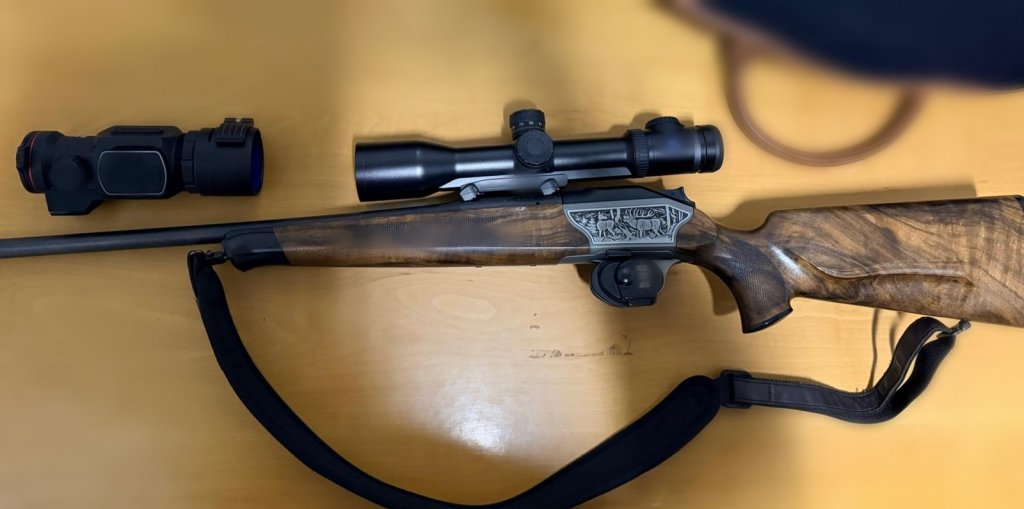 Situație neașteptată în Cluj: polițiștii au descoperit în mașina unui bărbat o pușcă cu lunetă. Ce au stabilit oamenii legii