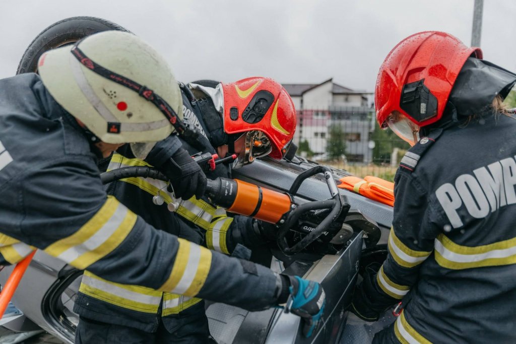 Weekend de coșmar în Cluj: mașină făcută scrum, motociclist rănit și doi bărbați duși la spital în accidente separate