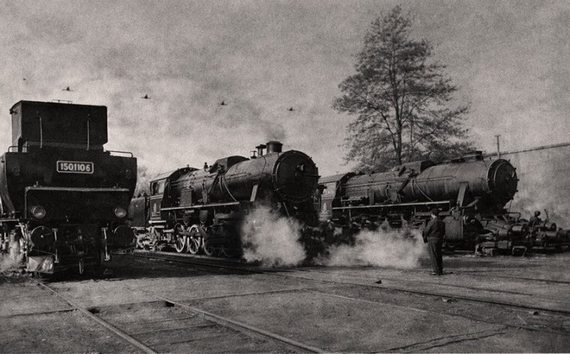 Reparația locomotivelor cu aburi sub cerul liber, care se făcea în curtea fabricii Remarul 16 februarie, începutul anilor '50