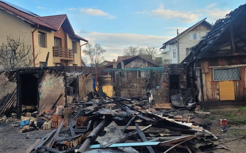 Flăcări devastatoare într-o gospodărie din Cluj-Napoca. Bărbat cu arsuri, transportat de urgență la spital