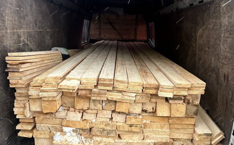 Transport ilegal de lemn, depistat la Cluj. Poliția a dat amendă grea și a confiscat aproape 4 metri cubi