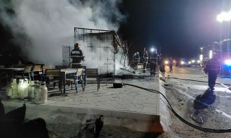 Cluj: INCENDIU izbucnit la un fast-food/ Pompierii au scos din restaurant patru butelii