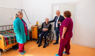 "Nu lăsăm pe nimeni singur". Emil Boc i-a vizitat în Vinerea Mare pe vârstnicii de la Centrul de îngrijire și asistență din Cluj