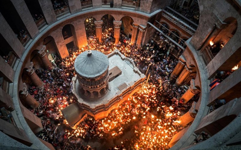 Paște 2026. Sfânta Lumină s-a pogorât la Mormântul Sfânt din Ierusalim sub privirile a mii de pelerini