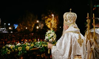„Veniţi de luaţi Lumină!” / Mii de credincioși clujeni, au înconjurat Catedrala Mitropolitană din Cluj-Napoca, în sunete de clopote şi toacă