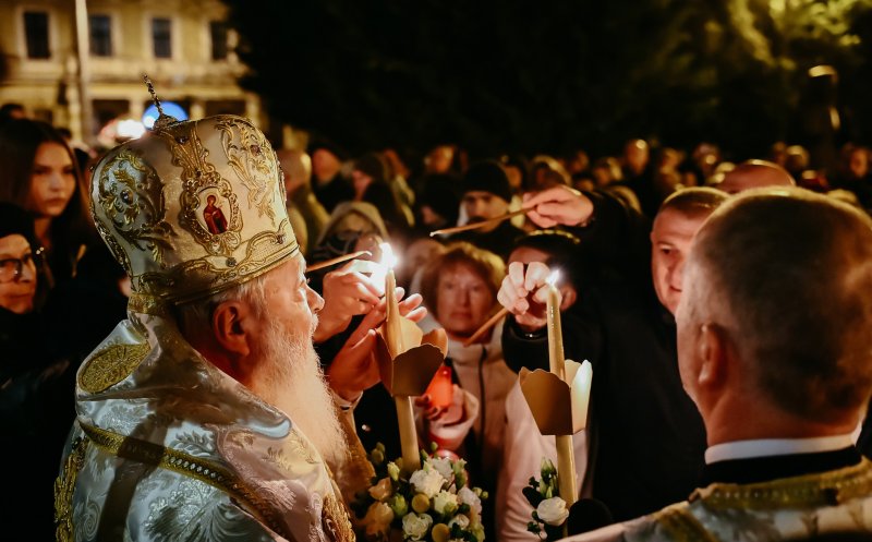 „Veniţi de luaţi Lumină!” / Mii de credincioși clujeni, la slujba de Înviere, la Catedrala Mitropolitană din Cluj-Napoca