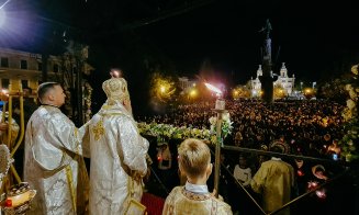 „Veniţi de luaţi Lumină!” / Mii de credincioși clujeni, au înconjurat Catedrala Mitropolitană din Cluj-Napoca, în sunete de clopote şi toacă