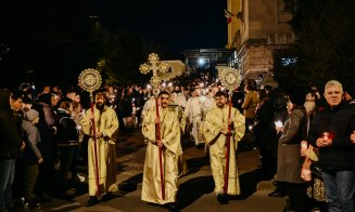 „Veniţi de luaţi Lumină!” / Mii de credincioși clujeni, au înconjurat Catedrala Mitropolitană din Cluj-Napoca, în sunete de clopote şi toacă