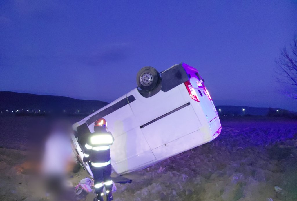 ACCIDENT pe un drum din Cluj / Mașină cu roțile în sus, pe arătură