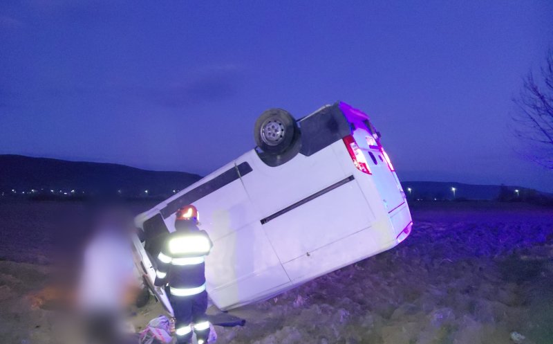 ACCIDENT pe un drum din Cluj / Mașină cu roțile în sus, pe arătură