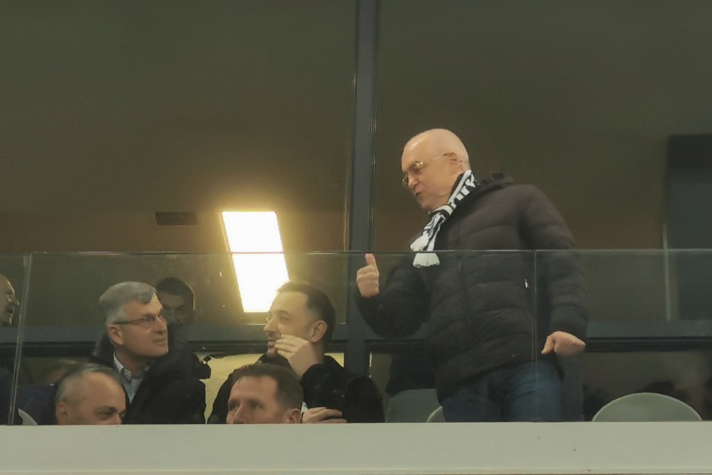 Cum a sărbătorit Boc victoria Universității Cluj. Primarul a urmărit partida alături de Ioan Ovidiu Sabău și Radu Constantea