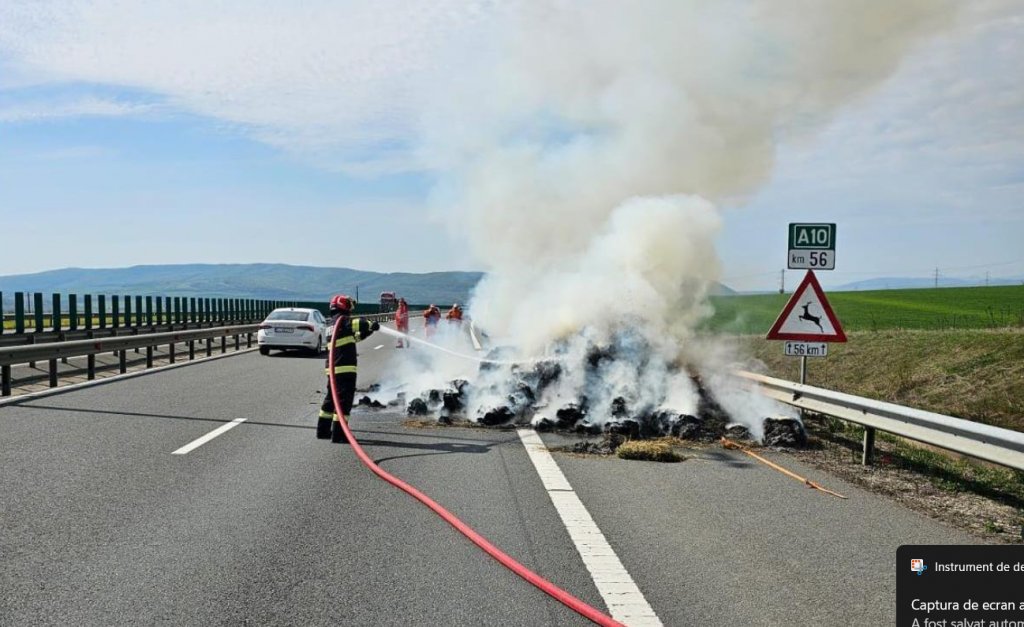 Camion încărcat cu zeci de baloți de lucernă, cuprins de flăcări pe autostrada A10 Sebeș-Turda