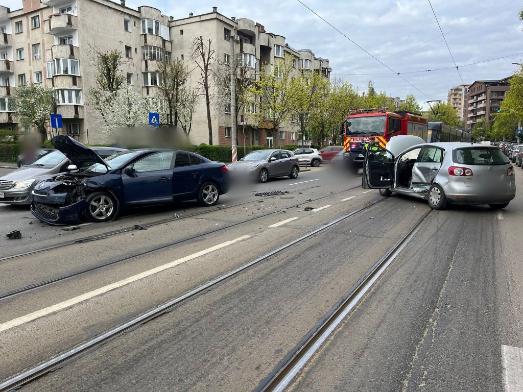 Accident rutier în Cluj-Napoca: o fetiță de 11 ani și două femei, transportate de urgență la spital