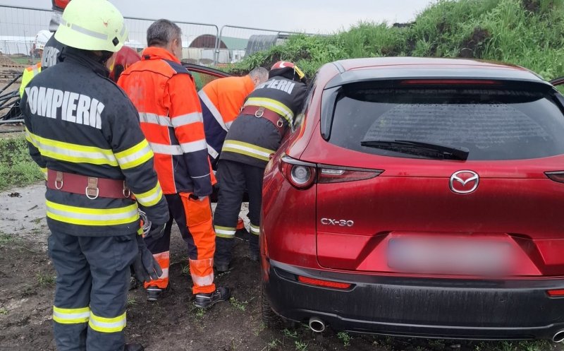 Accident în Cluj: mașină ieșită de pe carosabil. Un bărbat a ajuns la spital