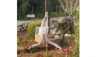 Fotografie cu un soldat israelian care lovește cu un baros capul unei statui a lui Cristos răstignit și căzut de pe cruce / Armata israeliană anunță anchete