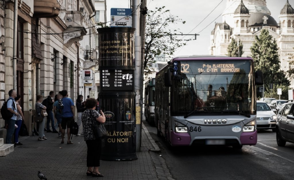 Un nou episod din „Clujul bizar”: după doamna cu căruciorul, o altă femeie abordează trecătorii în stații și le cere...