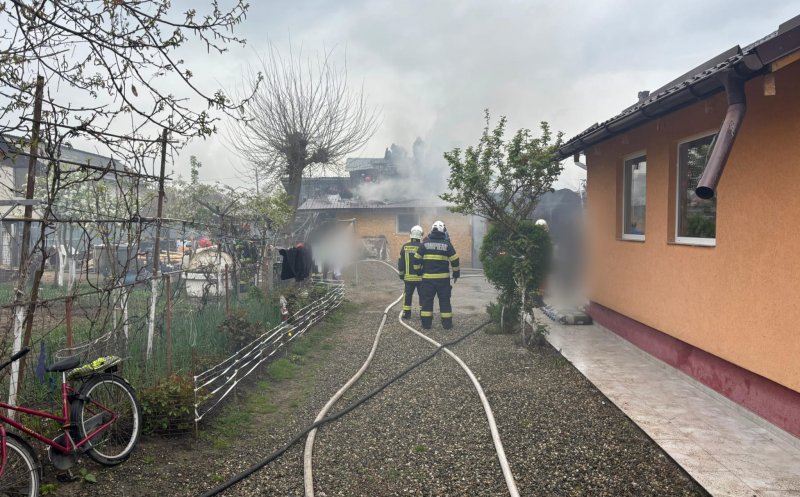 Incendiu puternic în apropiere de Cluj-Napoca: vopsitorie și casă cuprinse de flăcări. Trei autospeciale ISU intervin