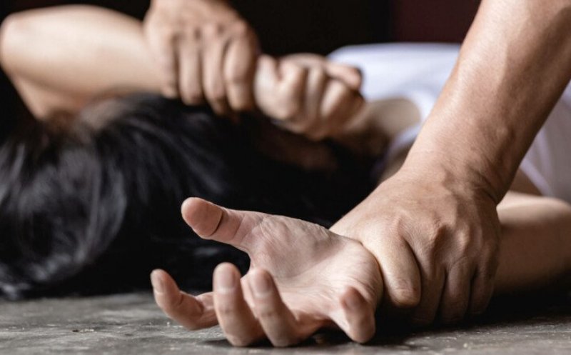 Minoră de 13 ani racolată de o adolescentă de 17 ani și un individ de 26 și obligată să se prostitueze / Au găsit destui clienți dornici de sex cu minori