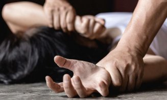 Minoră de 13 ani racolată de o adolescentă de 17 ani și un individ de 26 și obligată să se prostitueze / Au găsit destui clienți dornici de sex cu minori