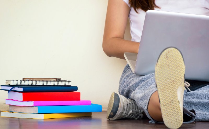 Elevii și studenții pot depune cererile pentru a primi 200 de euro ca să își cumpere calculatoare