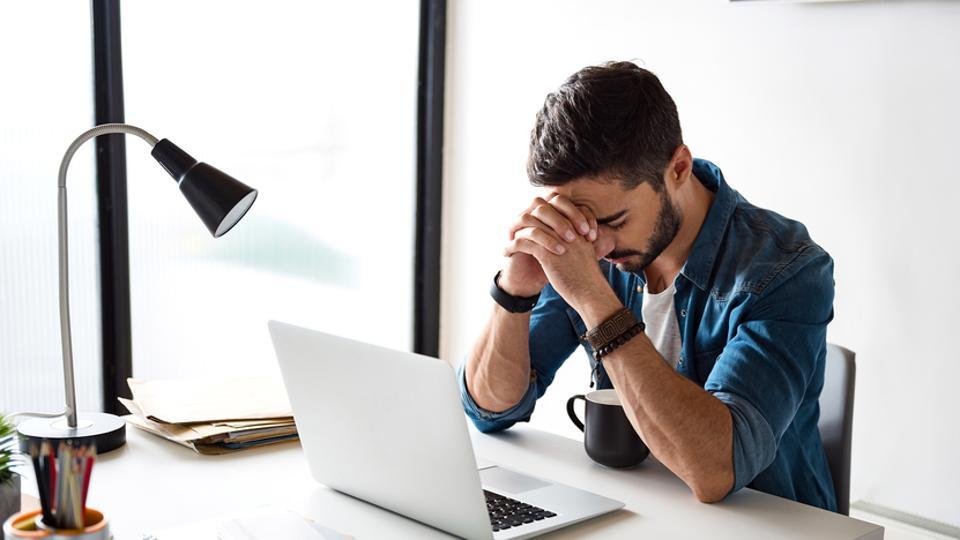 Stai prea mult pe scaun? Trucul extrem de simplu care îți poate reduce riscul de îmbolnăvire și deces prematur