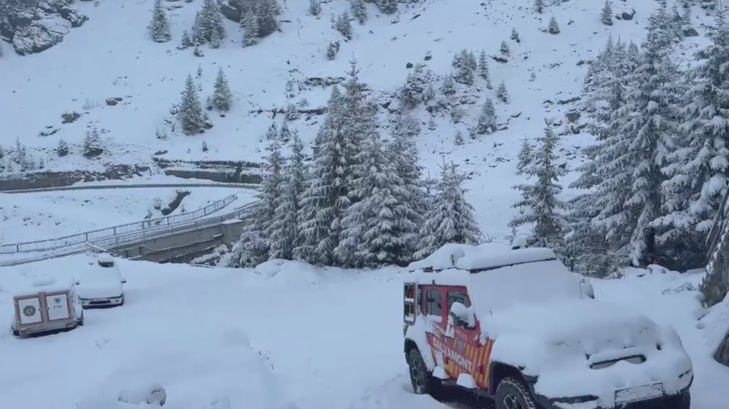 Iarna refuză să plece! IMAGINI spectaculoase de la munte: ninge ca-n ianuarie, în plină primăvară