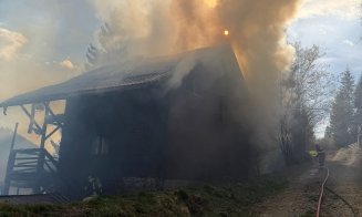INCENDIU violent la o cabană din zona de munte a Clujului / De la ce a pornit focul