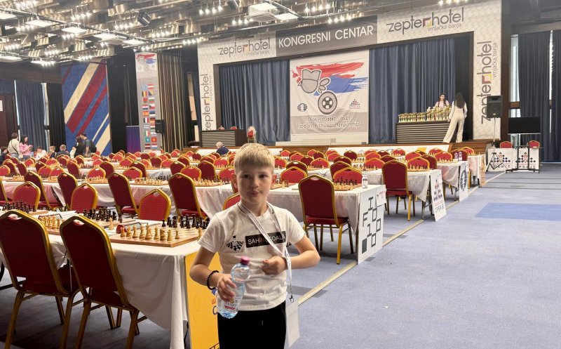 Cine e băiețelul din Turda care uimește lumea șahului la doar 7 ani și ajunge în Top 20 mondial