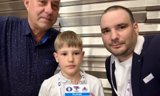 Cine e băiețelul din Turda care uimește lumea șahului la doar 7 ani și ajunge în Top 20 mondial