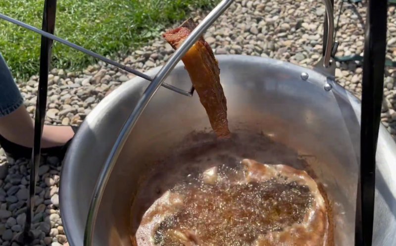 Tordai pecsenye, deliciul din inima Ardealului: cum se face friptura de Turda la ceaun, ca odinioară