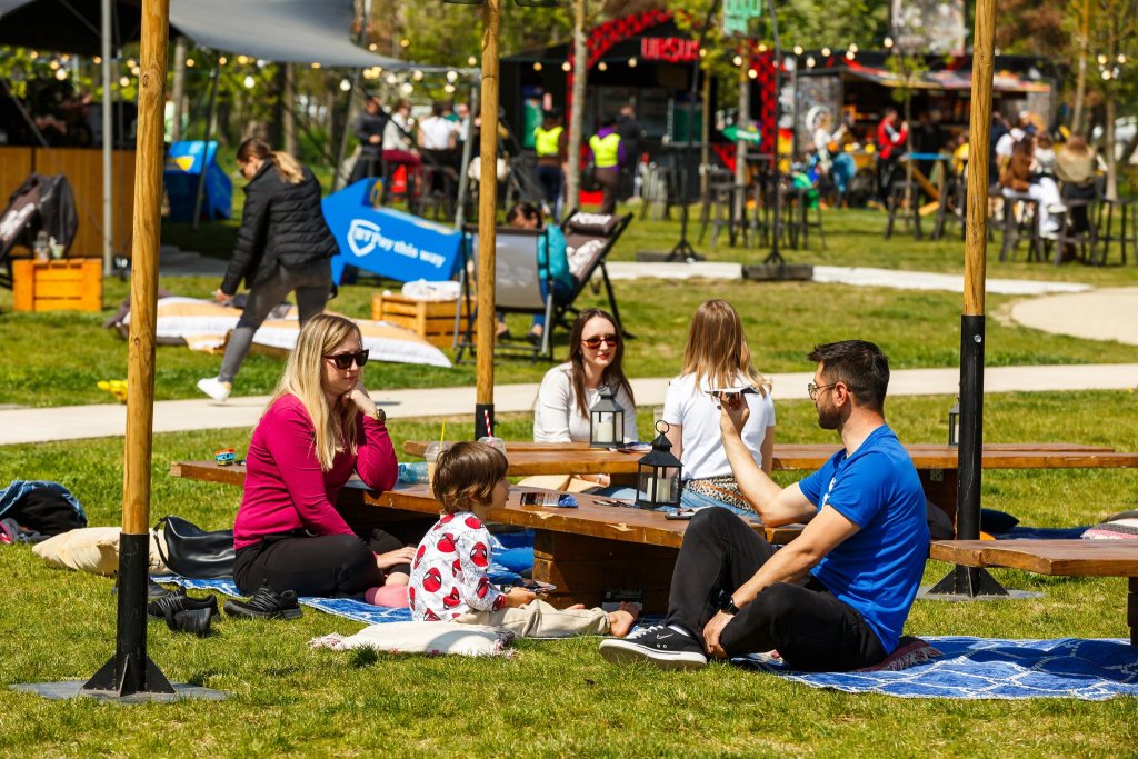 Primăvara prinde viață în Parcul Feroviarilor din Cluj-Napoca: soare, muzică și voie bună
