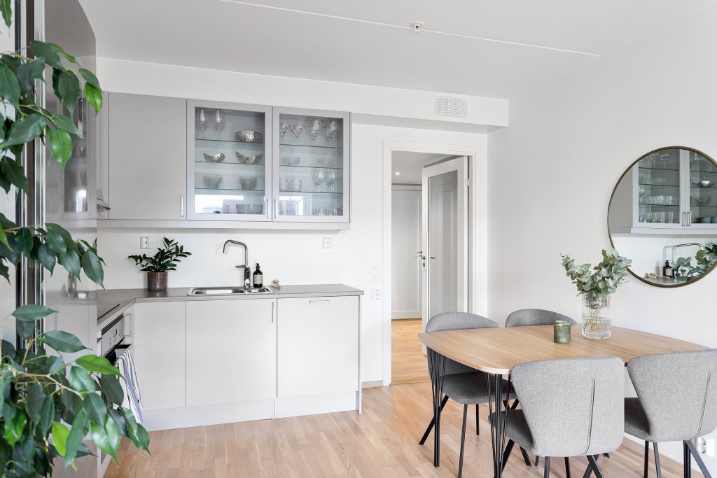 Apartament mic, lumină puțină: cum alegi corpuri de iluminat și mobilier ca să câștigi spațiu vizual, fără renovare