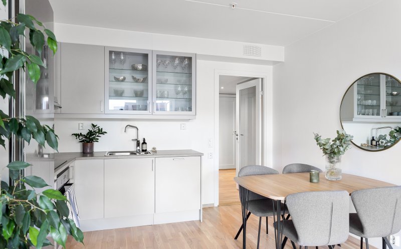 Apartament mic, lumină puțină: cum alegi corpuri de iluminat și mobilier ca să câștigi spațiu vizual, fără renovare