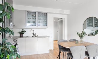 Apartament mic, lumină puțină: cum alegi corpuri de iluminat și mobilier ca să câștigi spațiu vizual, fără renovare