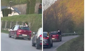 Inconștiență în trafic la Cluj: un șofer începător a fost filmat în timp ce conducea cu un pasager ieșit complet pe geam, pe un drum plin de curbe