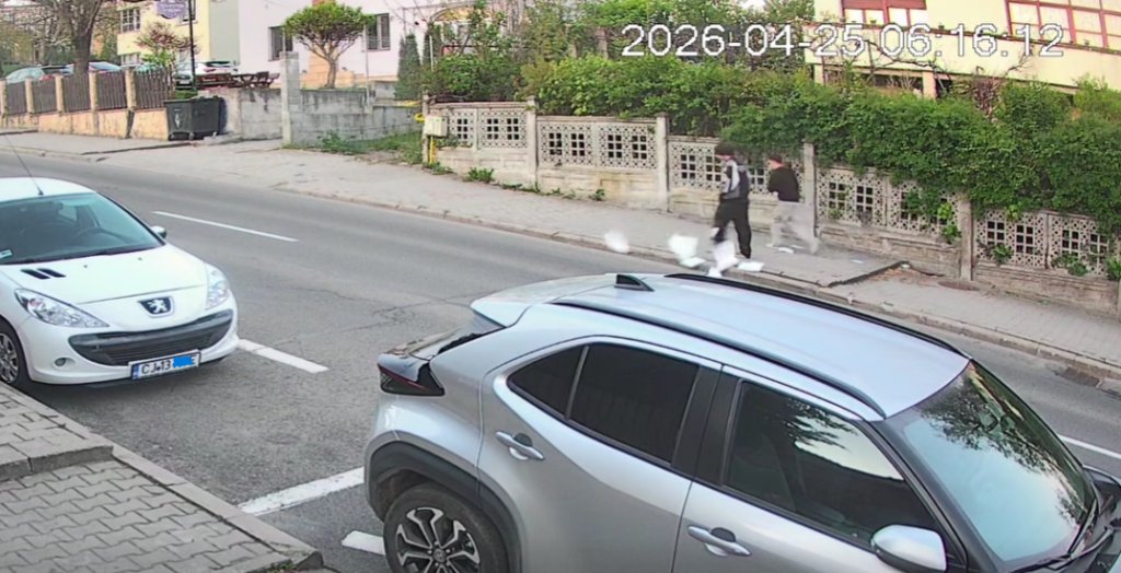 Gest lipsit de bun-simț surprins în Cluj. Un tânăr aruncă în repetate rânduri foi pe stradă, deși coșul de gunoi se afla la doar câțiva metri distanță