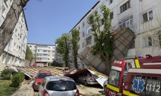A MURIT după ce a fost surprins de un acoperiș smuls de vânt