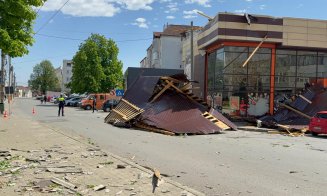 A MURIT după ce a fost surprins de un acoperiș smuls de vânt
