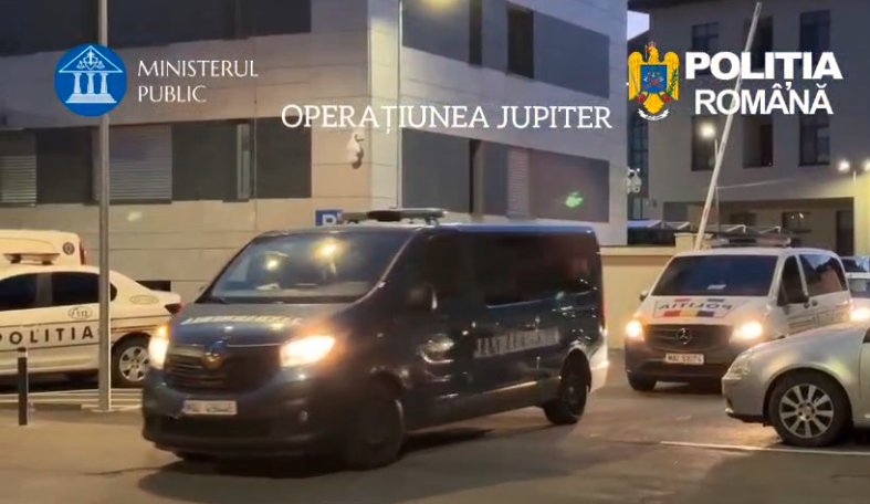 Percheziții fulger la Cluj: haine, parfumuri și încălțăminte contrafăcute de 127.000 de lei, ridicate de polițiști/ 5 bărbați și un minor, duși la audieri