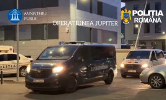 Percheziții fulger la Cluj: haine, parfumuri și încălțăminte contrafăcute de 127.000 de lei, ridicate de polițiști/ 5 bărbați și un minor, duși la audieri