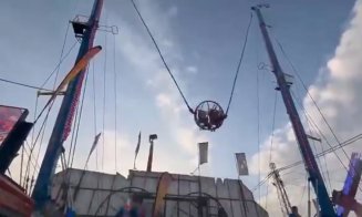 Doi copii au căzut brusc spre sol de la 90 m înălțime cu tot cu capsula de fier în care se aflau / Cablurile instalației din parcul de distracții au c