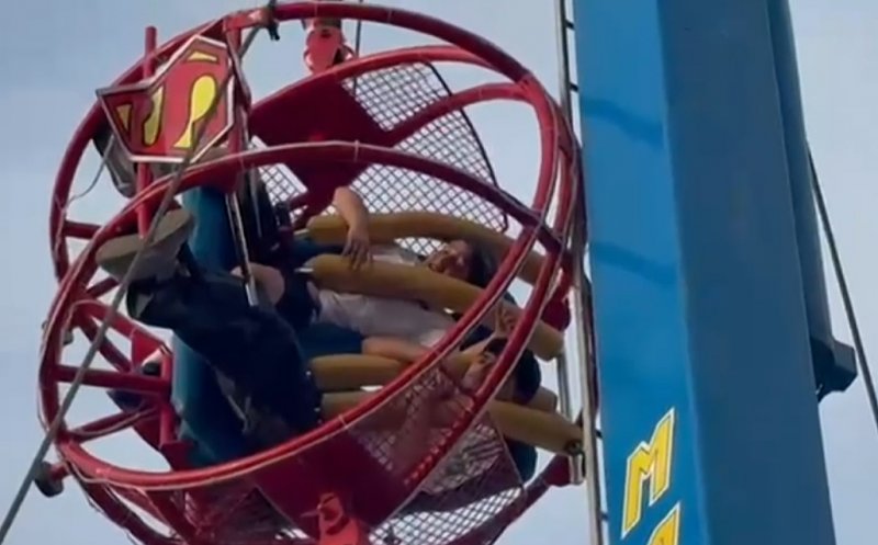 Doi copii au căzut brusc spre sol de la 90 m înălțime cu tot cu capsula de fier în care se aflau / Cablurile instalației din parcul de distracții au cedat