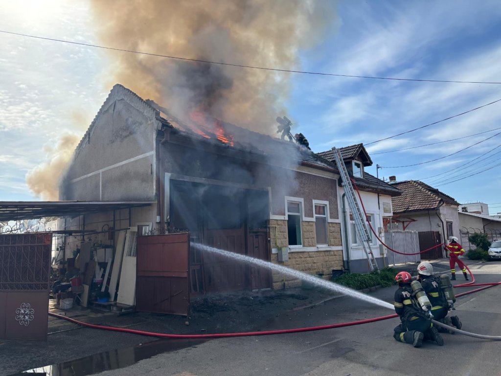 Incendiu puternic în Cluj-Napoca: bărbat asistat de SMURD! Flăcările au cuprins o casă, un garaj și o mașină