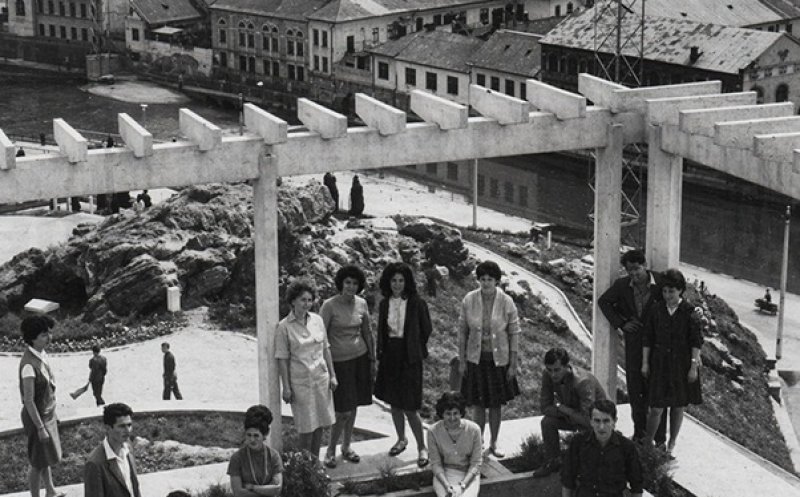 Tineri pe Cetățuie, probabil studenți, anul 1966